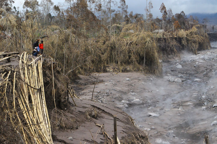 Warga melihat dari dekat lokasi jalur aliran lahar akibat letusan gunung Semeru di dusun Sumbersari, Pronojiwo, Lumajang, Jawa Timur, 9 Desember 2021/ANTARA/Ari Bowo Sucipto