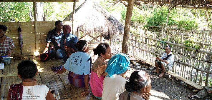 Para perempuan adat Rendu, Lambo dan Ndora saat di pos jaga di Nagekeo, Nusa Tenggara Timur/Dokumentasi Hermina Mawa