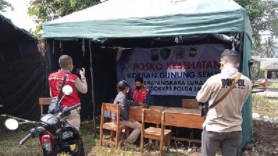 Warga Desa Sumberwuluh, Lumajang, Jawa Timur, melakukan pemeriksaan di Pos Kesehatan RS Bhayangkara - Biddokes Polda Jatim, 9 Desember 2021/TEMPO/ David Priyasidharta