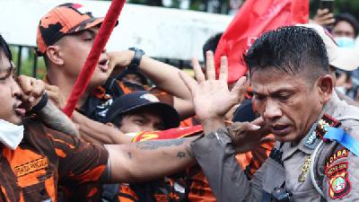 Oknum anggota Ormas Pemuda Pancasila saat menyerang anggota polisi  AKBP Dermawan Karosekali , saat  aksi di depan Gedung DPR RI, Senayan, Jakarta, 25 November 2021/TEMPO/Ridho Fadilla 