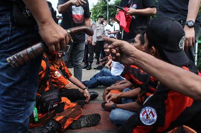 Polisi merazia anggota Ormas Pemuda Pancasila saat unjuk rasa di depan Gedung DPR RI, Senayan, Jakarta, 25 November 2021. TEMPO/Magang/Ridho Fadilla
