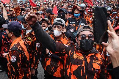 Organisasi Masyarakat (Ormas) Pemuda Pancasila (PP) berunjuk rasa di depan Gedung DPR RI, Senayan, Jakarta, 25 November 2021. TEMPO/Magang/Ridho Fadilla