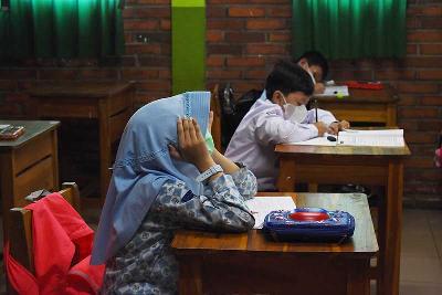 Pelajar mengikuti sekolah tatap muka terbatas di Bandung, Jawa Barat, 2 November 2021. TEMPO/Prima Mulia