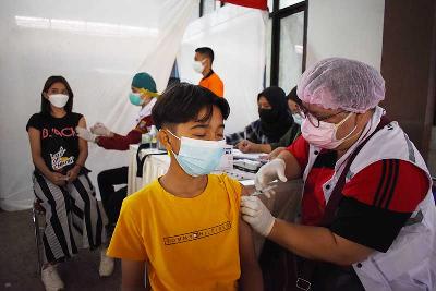 Remaja mendapat suntikan vaksin Covid-19 Bio Farma dosis 1 di Bandung, Jawa Barat, 28 Juli 2021. TEMPO/Prima Mulia