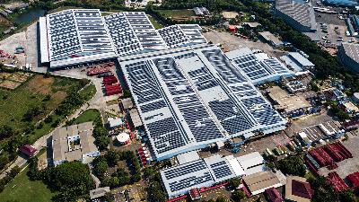 Solar panels on the roof of the Coca-Cola Amatil Indonesia factory buildings in Cibitung, Bekasi, West Java, December 2020. The solar panels are capable of generating 9.6 million kWh of electricity to power the manufacturing facilities.
Tempo/Tony Hartawan
