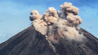 Pyroclastic flows from the crater of Mount Semeru seen from Supiturang village, Lumajang, East Java, December 10.
ANTARA FOTO/Ari Bowo Sucipto
