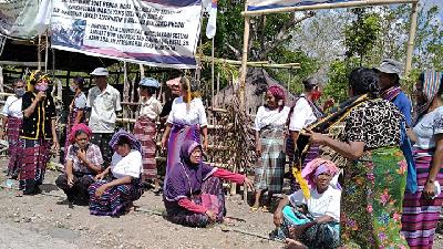 The indigenous women of Rendu, Lambo and Ndora on guard in Nagekeo, East Nusa Tenggara. They became the motor of the movement against the construction of the Lambo Reservoir that take over their customary lands.
Hermina Mawa Doc.
