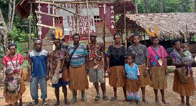 A traditional prayer group in Ampera village, Boven Digoel, Papua.
Heritage Foundation Doc.
