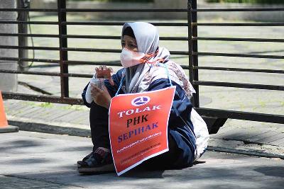 Aksi unjuk rasa pekerja terdampak Pemutusan Hubungan Kerja di Bandung, 2 September 2021. TEMPO/Prima mulia