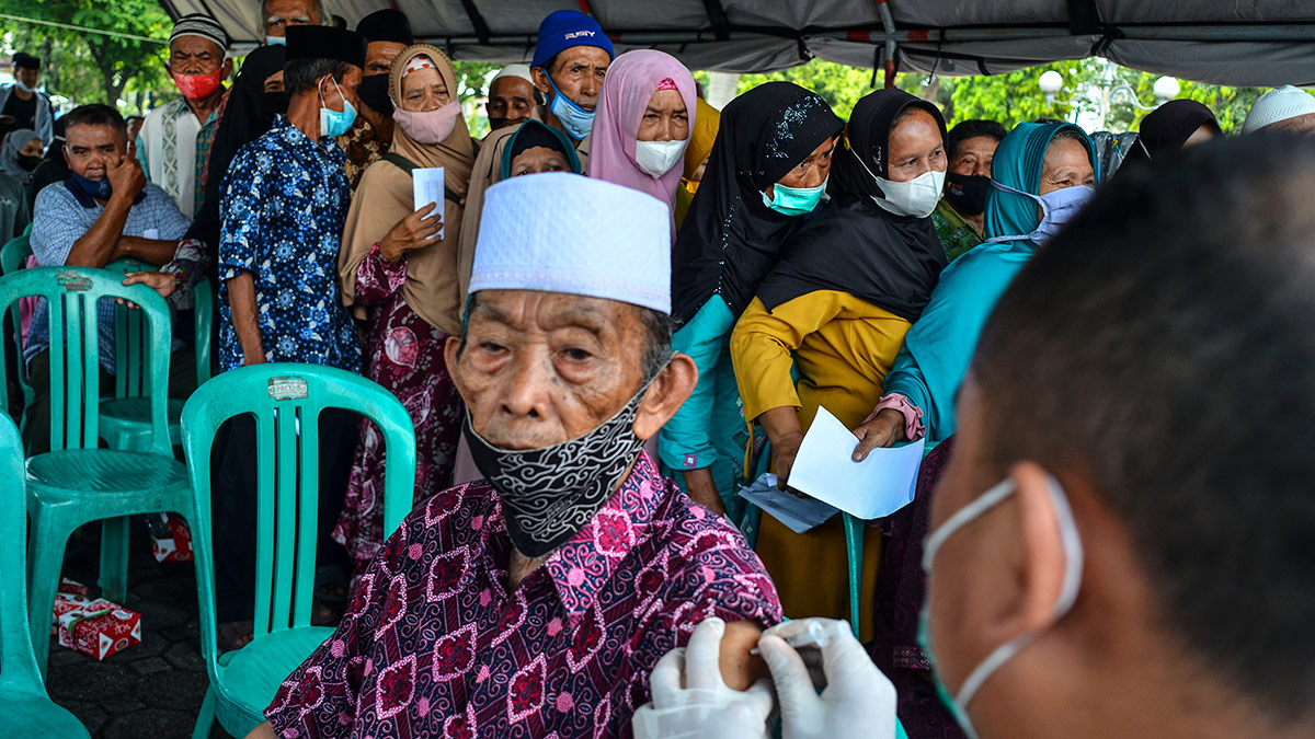 Elderly residents take part in the Covid-19 vaccination program in the Ciamis Square, West Java, in August.
ANTARA PHOTOS/Adeng Bustomi
