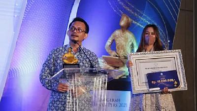 Tempo magazine’s Executive Editor Bagja Hidayat receives an award at the 2021 Press Council Award for the Print Media category, December 9.
Tempo Doc.
