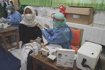 Siswa mengikuti vaksinasi Covid-19 di Jakarta, 27 Juli 2021. TEMPO/Muhammad Hidayat