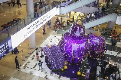 Pengunjung melihat dekorasi perayaan Natal di Mal Grand Indonesia, Jakarta, 13 Desember 2021. TEMPO/Hilman Fathurrahman W