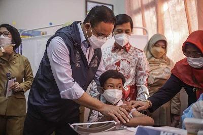 Gubernur DKI Jakarta Anies Baswedan meninjau vaksinasi Covid-19 untuk anak di SDN Cempaka Putih Timur 03, Jakarta, 14 Desember 2021. Tempo/Hilman Fathurrahman W