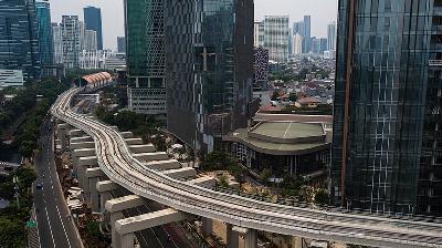 Pembangunan lintasan rel Lintas Raya Terpadu (LRT) di Kuningan, Jakarta, 13 Juli 2021. TEMPO/Tony Hartawan