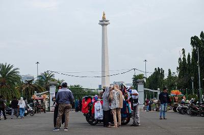Suasana depan pagar Tugu Monumen Nasional (Monas) di Jakarta, 2 Januari 2021. TEMPO/ Hilman Fathurrahman W