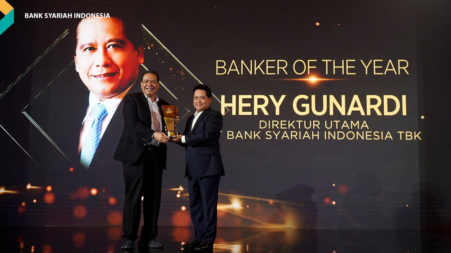 Direktur Utama PT Bank Syariah Indonesia Tbk, Hery Gunardi (kanan) saat menerima penghargaan sebagai Banker of The Year dalam ajang CNBC Indonesia Awards 2021 yang diserahkan oleh Chairman CT CORP, Chairul Tanjung (kiri) di Jakarta, Selasa, 14 Desember 2021.
