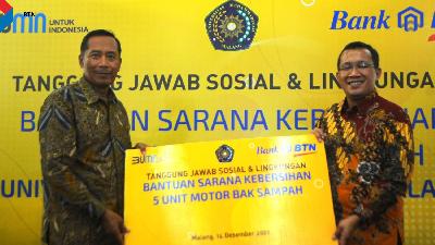 Pemberian bantuan program TJSL secara simbolis di kampus Universitas Muhammadiyah Malang, Jawa Timur, Selasa, 14 Desember 2021.