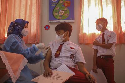 Siswa menerima vaksin Covid-19 di SDN Cempaka Putih Timur 03, Jakarta, 14 Desember 2021. TEMPO/ Hilman Fathurrahman W
