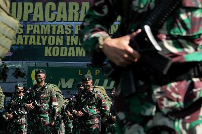 Sejumlah prajurit TNI mengikuti upacara penyambutan Satgas Pengamanan Perbatasan Penyangga RI-Papua Nugini di Makassar, Sulawesi Selatan, 1 November 2021. ANTARA/Arnas Padda