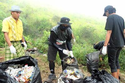 Aksi komunitas Trashbag Community membersihkan gunung dari sampah di Gunung Penanggungan, Jawa Timur. Dok. Trashbag Community