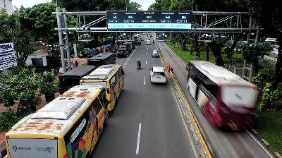 Pengendara melintasi papan informasi Elektronik Road Pricing (ERP) di Jalan Merdeka Barat, Jakarta, 5 Maret 2020. TEMPO/ Hilman Fathurrahman W