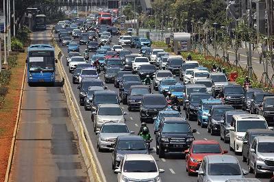 Kendaraan terjebak macet di Jalan Jenderal Sudirman, Jakarta, 10 September 2019. TEMPO/ Hilman Fathurrahman W