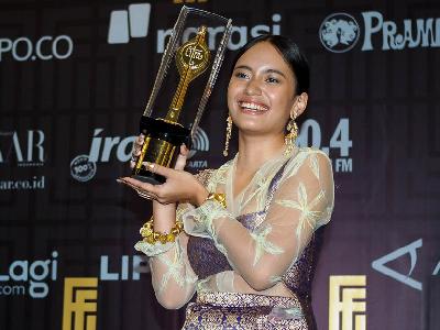 Arawinda Kirana peraih pemeran utama perempuan terbaik dalam film Yuni di malam anugerah Piala Citra Festival Film Indonesia (FFI) 2021 di JCC, 10 November 2021. Tempo/Nurdiansah