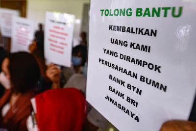 Demonstrasi pada sidang perdana 52 korban PT Asuransi Jiwasraya (Persero) di Pengadilan Negeri Jakarta Pusat, 30 November 2021. Tempo/Tony Hartawan