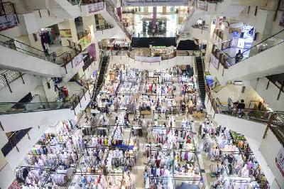 Suasana penjualan pakaian di pusat perbelanjaan di Jakarta, 14 Desember 2021. ANTARA/M Risyal Hidayat