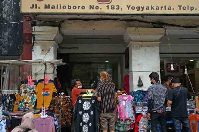 Pedagang Kaki Lima (PKL) melayani pembeli di kawasan wisata Malioboro, Yogyakarta, 5 Desember 2021. ANTARA/Andreas Fitri Atmoko