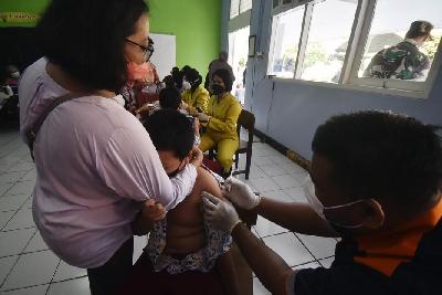 Seorang anak mendapatkan suntikan vaksin dalam pelaksanaan Serbuan Vaksinasi Covid-19 TNI AU usia 6 - 11 tahun di Sekolah Dasar Angkasa 10, Halim Perdana Kusuma, Jakarta, Timur, 16 Desember 2021. TEMPO/Imam Sukamto