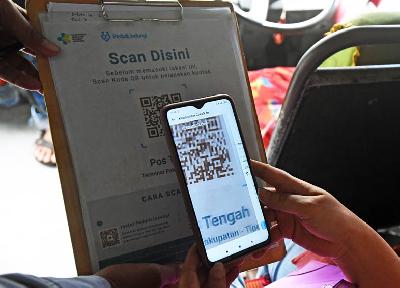 Aplikasi Peduli Lindungi saat pemeriksaan data vaksinasi COVID-19 di Terminal Pakukapatan Serang, Banten, 14 Desember 2021.  ANTARA/Asep Fathulrahman