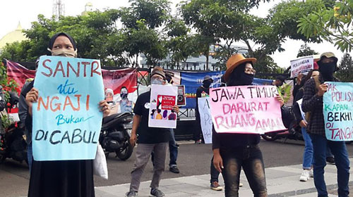 Massa yang tergabung dalam Aliansi Kota Santri Lawan Kekerasan Seksual menggelar aksi damai di depan Mapolda Jatim, Juli 2020/Hilda Meilisa Rinanda/detikcom