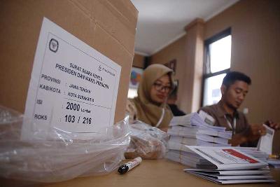 Pelipatan surat suara Pemilu Presiden 2019 di kantor KPUD, Surakarta, Jaawa Tengah, 2019. Tempo/Bram Selo Agung