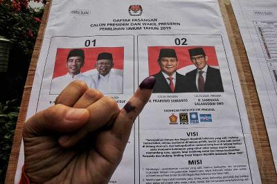 Warga menujukkan jarinya setelah melakukan  Pemungutan Suara di Tangerang Selatan, 24 April 2019. Tempo/Hilman Fathurrahman W