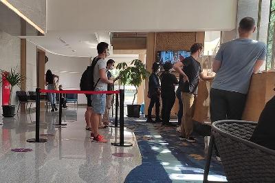 Warga Negara Asing beraktivitas di lobi hotel Mercure, Jakarta, 6 Juli 2021. TEMPO/Nita Dian