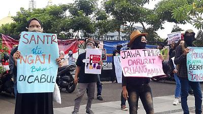 Members of the City Santri Alliance Against Sexual Violence holding a peaceful protest in front of the East Java Police Headquarters, July 2020. Hilda Meilisa Rinanda/detikcom
