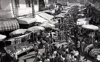 Pedagang kaki lima di Pasar Jatinegara, Jakarta, 1980. Dok. TEMPO/Ali Said
