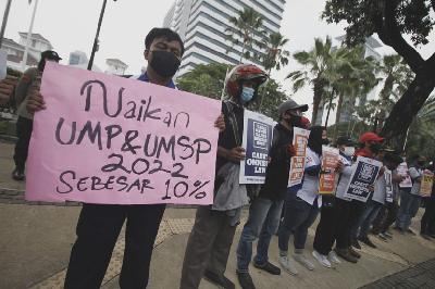 Peserta aksi berunjuk rasa menuntut kenaikan UMP sebesar 10 persen di depan kantor Balaikota DKI Jakarta, 26 Oktober 2021. TEMPO/Magang/Daniel Christian D.E
