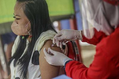 Tenaga kesehatan menyuntikan vaksin Covid-19 kepada warga di Jakarta, 10 Desember 2021. Tempo/Hilman Fathurrahman W