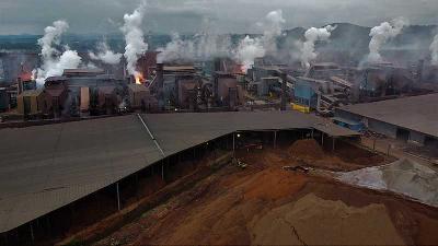 Pengolahan nikel (smelter) di Kawasan Industri Virtue Dragon Nickel Industrial (VDNI) di Kecamatan Morosi, Konawe, Sulawesi Tenggara, 14 Desember 2021. ANTARA/Jojon