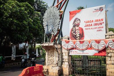 Baliho bergambar Ketua DPR RI Puan Maharani di Jalan Harsono RM, Ragunan, Jakarta Selatan, 9 Agustus 2021. TEMPO/M Taufan Rengganis