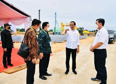 Presiden Joko Widodo (tengah) saat groundbreaking pembangunan Kawasan Industri Hijau Indonesia, di Bulungan, Kalimantan Utara, 21 Desember 2021. BPMI Setpres/Laily Rachev