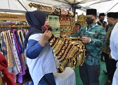 Pedagang melayani pembeli saat pameran produk Usaha Mikro Kecil dan Menengah (UMKM) di Bazar UMKM Muktamar Nahdatul Ulama (NU) Ke-34 di Lapangan Saburai, Bandar Lampung, Lampung, 22 Desember 2021. ANTARA/Ardiansyah
