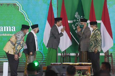 Presiden Joko Widodo (ketiga kiri) didampingi Wakil Presiden Ma'ruf Amin usai membuka Muktamar Nahdlatul Ulama ke-34 di Pondok Pesantren Darus Sa'adah, Lampung, 22 Desember 2021. ANTARA/Hafidz Mubarak A