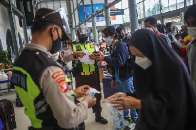Petugas memeriksa kelengkapan berkas calon penumpang kereta api rute Jakarta - Blitar di Stasiun Senen, Jakarta, 21 Desember 2021. TEMPO / Hilman Fathurrahman W