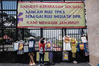 Massa yang tergabung dalam Jaringan Pembela Hak Perempuan Korban Kekerasan Seksual melakukan aksi unjuk rasa di depan Gedung DPR, Jakarta, 22 Desember 2021. TEMPO/M Taufan Rengganis