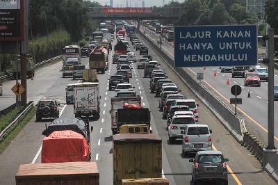 Kepadatan kendaraan di Tol Jakarta-Cikampek KM 57, Karawang, Jawa Barat, 24 Desember 2020. Tempo/Hilman Fathurrahman W