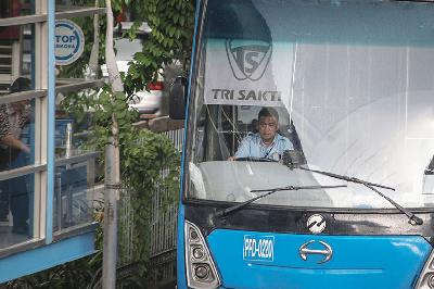 Pramudi bus Transjakarta melintas di Jalan Jenderal Sudirman, Jakarta, 23 Desember 2021. TEMPO/M Taufan Rengganis